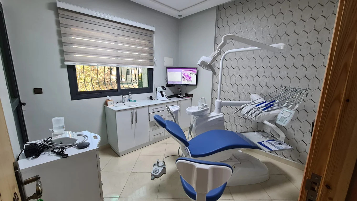 Docteur Taha El Hadad avec un patient en fond de notre Master Smile Center